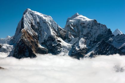 Trekking w Himalajach widok na szczyt w rejonie Khumbu