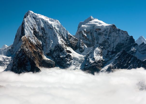Trekking w Himalajach widok na szczyt w rejonie Khumbu
