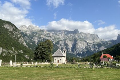 Widok na góry z Teth Albania z trasy trekkingu Góry Przeklęte