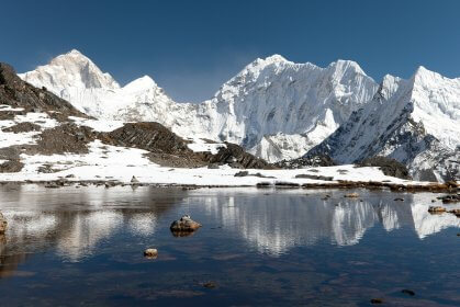 Górskie jezioro. Kongma La - trekking Everest dla ambitnych