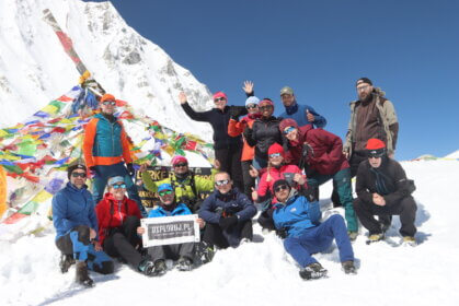 Grupa na przełęczy górskiej. Wyprawa w Himalaje.