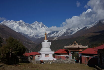 Himalaje trekking widok na panoramę gór i czorten
