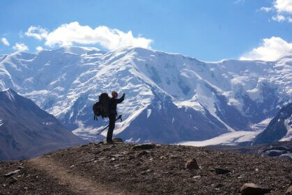 trekking Pamir turysta na szlaku na tle lodowców