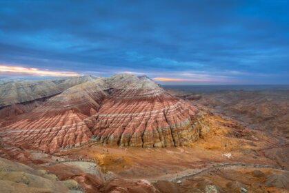 Widok na kolorowe góry Aktau trekking w Kazachstanie